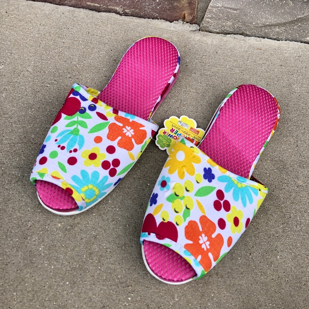 NWT Dayso Happy Flower Slippers